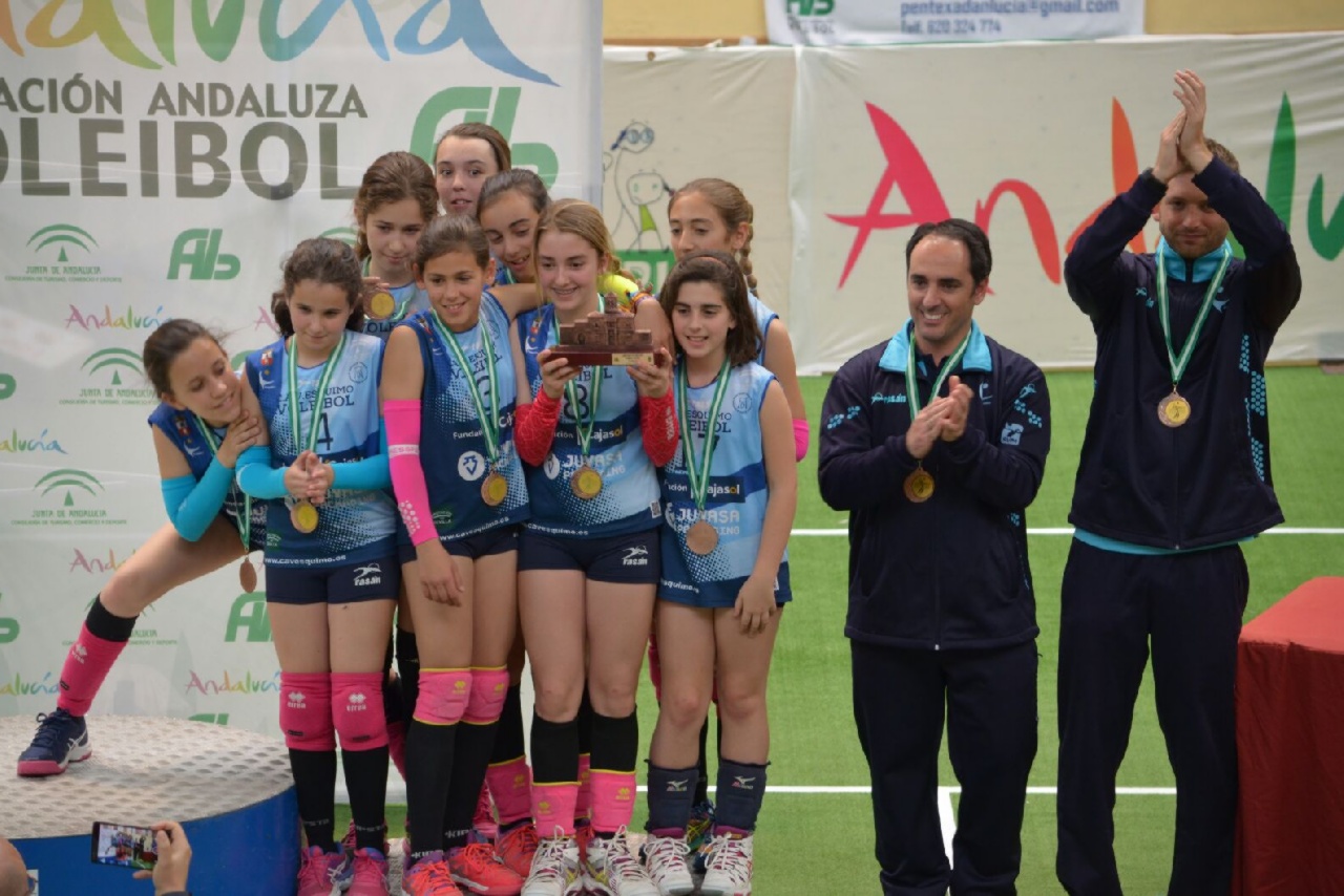 Podium para nuestro equipo de voleibol alevín femenino federado en el Campeonato de Andalucía