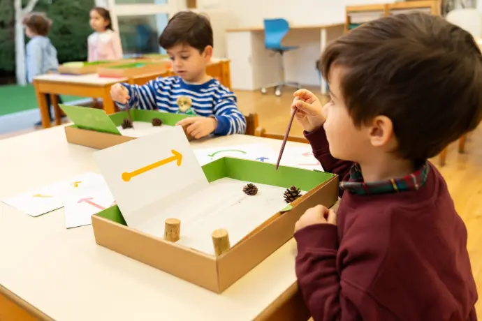 niños clase infantil trabajos manuales