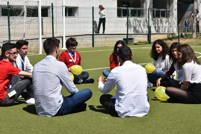 profesores alumnos sentados cesped