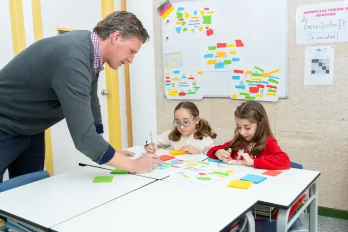 profesor alumnas pizarra postits