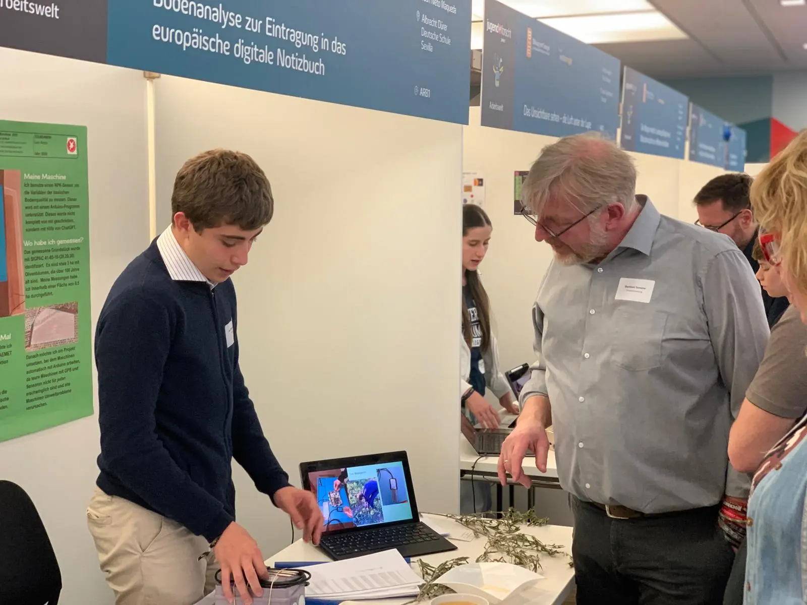 alumno explicando proyecto profesor